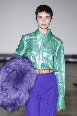 Milan, Italya-20 Şubat: bir model Milan Moda Haftası Sonbahar/Kış 2019/20 tarihinde Annakiki gösterisi pist yürüyor 20 Şubat 2019 Milan, Italya. 