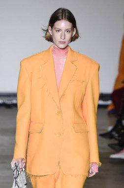 Milan, Italya-20 Şubat: bir model Milan Moda Haftası Sonbahar/Kış 2019/20 tarihinde Annakiki gösterisi pist yürüyor 20 Şubat 2019 Milan, Italya. 