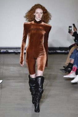 Milan, Italya-20 Şubat: bir model Milan Moda Haftası Sonbahar/Kış 2019/20 tarihinde Annakiki gösterisi pist yürüyor 20 Şubat 2019 Milan, Italya. 