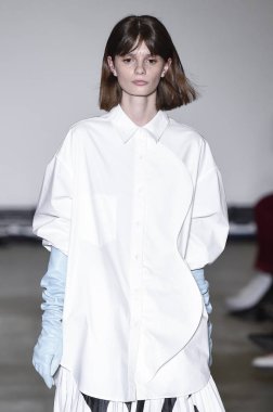 Milan, Italya-20 Şubat: bir model Milan Moda Haftası Sonbahar/Kış 2019/20 tarihinde Annakiki gösterisi pist yürüyor 20 Şubat 2019 Milan, Italya. 