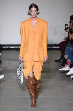 Milan, Italya-20 Şubat: bir model Milan Moda Haftası Sonbahar/Kış 2019/20 tarihinde Annakiki gösterisi pist yürüyor 20 Şubat 2019 Milan, Italya. 