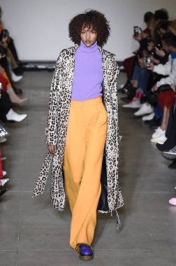 Milan, Italya-20 Şubat: bir model Milan Moda Haftası Sonbahar/Kış 2019/20 tarihinde Annakiki gösterisi pist yürüyor 20 Şubat 2019 Milan, Italya. 