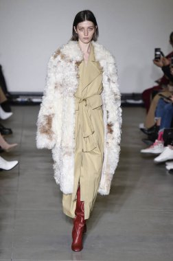Milan, Italya-20 Şubat: bir model Milan Moda Haftası Sonbahar/Kış 2019/20 tarihinde Annakiki gösterisi pist yürüyor 20 Şubat 2019 Milan, Italya. 