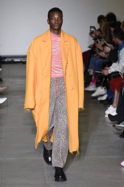 Milan, Italya-20 Şubat: bir model Milan Moda Haftası Sonbahar/Kış 2019/20 tarihinde Annakiki gösterisi pist yürüyor 20 Şubat 2019 Milan, Italya. 