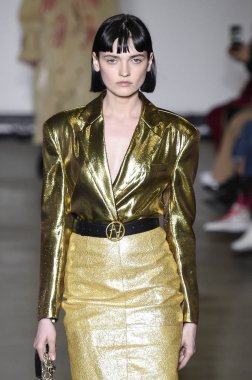 Milan, Italya-20 Şubat: bir model Milan Moda Haftası Sonbahar/Kış 2019/20 tarihinde Annakiki gösterisi pist yürüyor 20 Şubat 2019 Milan, Italya. 