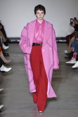 Milan, Italya-20 Şubat: bir model Milan Moda Haftası Sonbahar/Kış 2019/20 tarihinde Annakiki gösterisi pist yürüyor 20 Şubat 2019 Milan, Italya. 