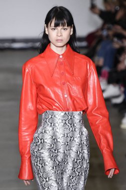 Milan, Italya-20 Şubat: bir model Milan Moda Haftası Sonbahar/Kış 2019/20 tarihinde Annakiki gösterisi pist yürüyor 20 Şubat 2019 Milan, Italya. 