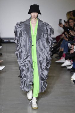 Milan, Italya-20 Şubat: bir model Milan Moda Haftası Sonbahar/Kış 2019/20 tarihinde Annakiki gösterisi pist yürüyor 20 Şubat 2019 Milan, Italya. 