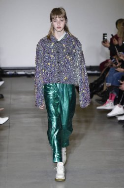 Milan, Italya-20 Şubat: bir model Milan Moda Haftası Sonbahar/Kış 2019/20 tarihinde Annakiki gösterisi pist yürüyor 20 Şubat 2019 Milan, Italya. 