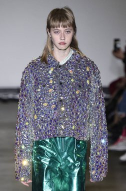 Milan, Italya-20 Şubat: bir model Milan Moda Haftası Sonbahar/Kış 2019/20 tarihinde Annakiki gösterisi pist yürüyor 20 Şubat 2019 Milan, Italya. 