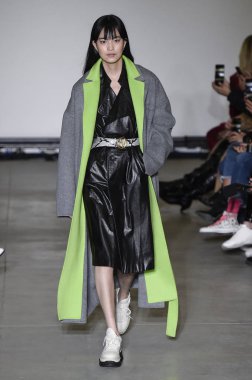 Milan, Italya-20 Şubat: bir model Milan Moda Haftası Sonbahar/Kış 2019/20 tarihinde Annakiki gösterisi pist yürüyor 20 Şubat 2019 Milan, Italya. 