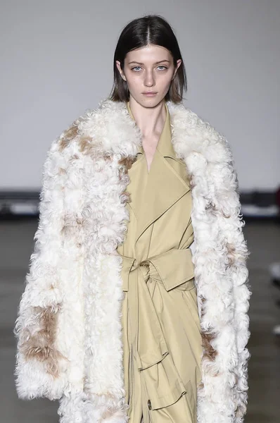Milan, Italya-20 Şubat: bir model Milan Moda Haftası Sonbahar/Kış 2019/20 tarihinde Annakiki gösterisi pist yürüyor 20 Şubat 2019 Milan, Italya. 