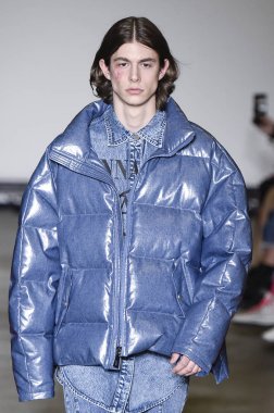 Milan, Italya-20 Şubat: bir model Milan Moda Haftası Sonbahar/Kış 2019/20 tarihinde Annakiki gösterisi pist yürüyor 20 Şubat 2019 Milan, Italya. 