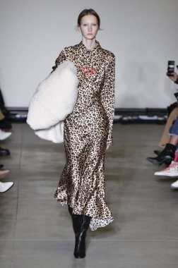 Milan, Italya-20 Şubat: bir model Milan Moda Haftası Sonbahar/Kış 2019/20 tarihinde Annakiki gösterisi pist yürüyor 20 Şubat 2019 Milan, Italya. 