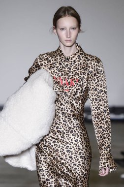 Milan, Italya-20 Şubat: bir model Milan Moda Haftası Sonbahar/Kış 2019/20 tarihinde Annakiki gösterisi pist yürüyor 20 Şubat 2019 Milan, Italya. 