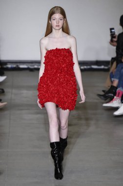 Milan, Italya-20 Şubat: bir model Milan Moda Haftası Sonbahar/Kış 2019/20 tarihinde Annakiki gösterisi pist yürüyor 20 Şubat 2019 Milan, Italya. 