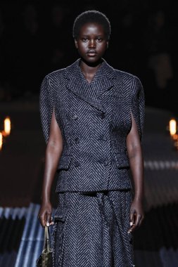 Milan, Italya-21 Şubat: bir model Milan Moda Haftası Sonbahar/Kış 2019/20 Prada gösterisi pist yürüyor 21 Şubat 2019 Milan, Italya. 