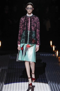 Milan, Italya-21 Şubat: bir model Milan Moda Haftası Sonbahar/Kış 2019/20 Prada gösterisi pist yürüyor 21 Şubat 2019 Milan, Italya. 