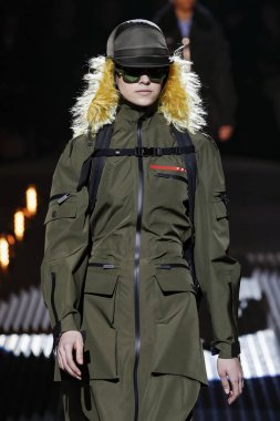 Milan, Italya-21 Şubat: bir model Milan Moda Haftası Sonbahar/Kış 2019/20 Prada gösterisi pist yürüyor 21 Şubat 2019 Milan, Italya. 