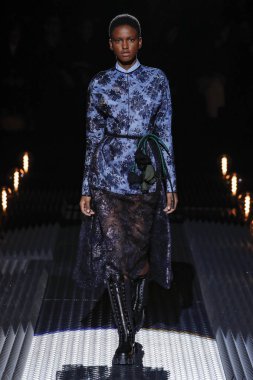 Milan, Italya-21 Şubat: bir model Milan Moda Haftası Sonbahar/Kış 2019/20 Prada gösterisi pist yürüyor 21 Şubat 2019 Milan, Italya. 
