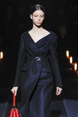 Milan, Italya-21 Şubat: bir model Milan Moda Haftası Sonbahar/Kış 2019/20 Prada gösterisi pist yürüyor 21 Şubat 2019 Milan, Italya. 