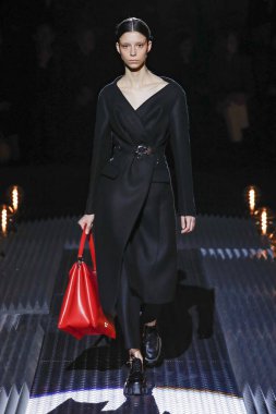 Milan, Italya-21 Şubat: bir model Milan Moda Haftası Sonbahar/Kış 2019/20 Prada gösterisi pist yürüyor 21 Şubat 2019 Milan, Italya. 
