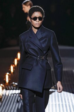Milan, Italya-21 Şubat: bir model Milan Moda Haftası Sonbahar/Kış 2019/20 Prada gösterisi pist yürüyor 21 Şubat 2019 Milan, Italya. 