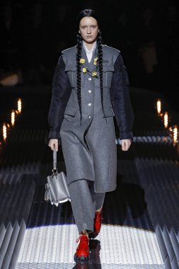 Milan, Italya-21 Şubat: bir model Milan Moda Haftası Sonbahar/Kış 2019/20 Prada gösterisi pist yürüyor 21 Şubat 2019 Milan, Italya. 