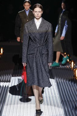 Milan, Italya-21 Şubat: bir model Milan Moda Haftası Sonbahar/Kış 2019/20 Prada gösterisi pist yürüyor 21 Şubat 2019 Milan, Italya. 