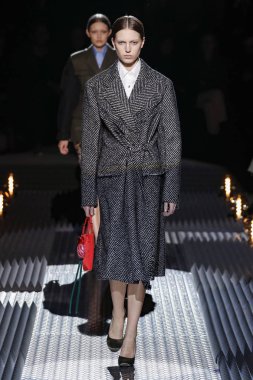 Milan, Italya-21 Şubat: bir model Milan Moda Haftası Sonbahar/Kış 2019/20 Prada gösterisi pist yürüyor 21 Şubat 2019 Milan, Italya. 
