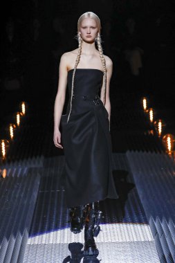 Milan, Italya-21 Şubat: bir model Milan Moda Haftası Sonbahar/Kış 2019/20 Prada gösterisi pist yürüyor 21 Şubat 2019 Milan, Italya. 