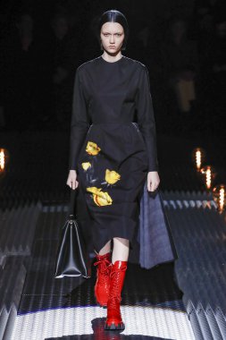 Milan, Italya-21 Şubat: bir model Milan Moda Haftası Sonbahar/Kış 2019/20 Prada gösterisi pist yürüyor 21 Şubat 2019 Milan, Italya. 