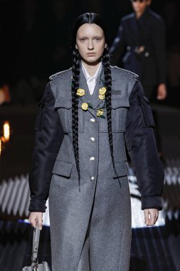 Milan, Italya-21 Şubat: bir model Milan Moda Haftası Sonbahar/Kış 2019/20 Prada gösterisi pist yürüyor 21 Şubat 2019 Milan, Italya. 