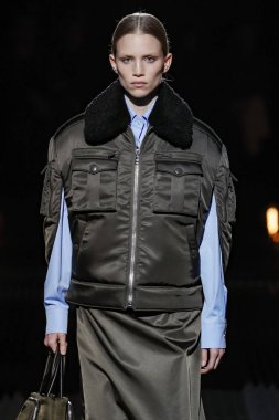 Milan, Italya-21 Şubat: bir model Milan Moda Haftası Sonbahar/Kış 2019/20 Prada gösterisi pist yürüyor 21 Şubat 2019 Milan, Italya. 