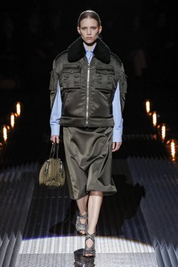 Milan, Italya-21 Şubat: bir model Milan Moda Haftası Sonbahar/Kış 2019/20 Prada gösterisi pist yürüyor 21 Şubat 2019 Milan, Italya. 