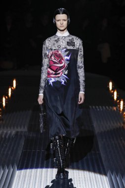 Milan, Italya-21 Şubat: bir model Milan Moda Haftası Sonbahar/Kış 2019/20 Prada gösterisi pist yürüyor 21 Şubat 2019 Milan, Italya. 