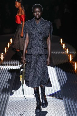 Milan, Italya-21 Şubat: bir model Milan Moda Haftası Sonbahar/Kış 2019/20 Prada gösterisi pist yürüyor 21 Şubat 2019 Milan, Italya. 