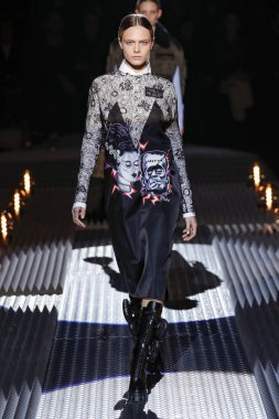 Milan, Italya-21 Şubat: Cara Delevingne Milano Moda Haftası Sonbahar/Kış 2019/20 Prada gösterisi pist yürüyor 21 Şubat 2019 Milan, Italya. 