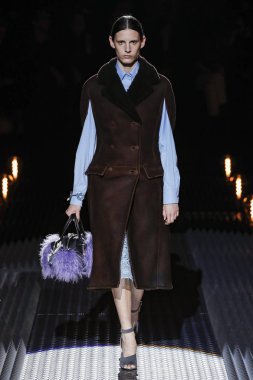 Milan, Italya-21 Şubat: bir model Milan Moda Haftası Sonbahar/Kış 2019/20 Prada gösterisi pist yürüyor 21 Şubat 2019 Milan, Italya. 