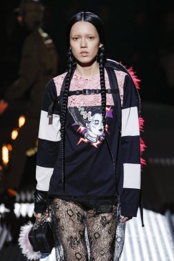 Milan, Italya-21 Şubat: bir model Milan Moda Haftası Sonbahar/Kış 2019/20 Prada gösterisi pist yürüyor 21 Şubat 2019 Milan, Italya. 