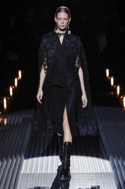 Milan, Italya-21 Şubat: bir model Milan Moda Haftası Sonbahar/Kış 2019/20 Prada gösterisi pist yürüyor 21 Şubat 2019 Milan, Italya. 