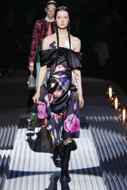Milan, Italya-21 Şubat: bir model Milan Moda Haftası Sonbahar/Kış 2019/20 Prada gösterisi pist yürüyor 21 Şubat 2019 Milan, Italya. 