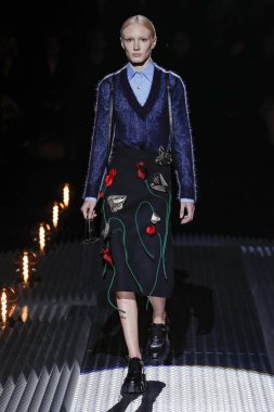 Milan, Italya-21 Şubat: bir model Milan Moda Haftası Sonbahar/Kış 2019/20 Prada gösterisi pist yürüyor 21 Şubat 2019 Milan, Italya. 