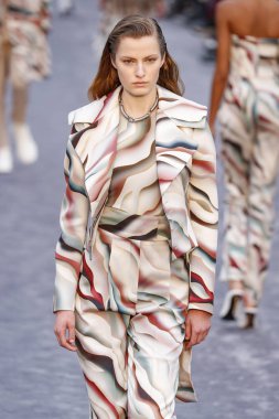 Milan, Italya-23 Şubat: bir model Milan Moda Haftası Sonbahar/Kış 2019/20 tarihinde Roberto Cavalli Show 'da pist yürüyor 23 Şubat, 2019 Milan, Italya.
