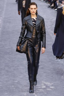 Milan, Italya-23 Şubat: bir model Milan Moda Haftası Sonbahar/Kış 2019/20 tarihinde Roberto Cavalli Show 'da pist yürüyor 23 Şubat, 2019 Milan, Italya.