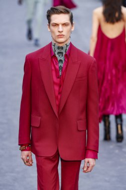 Milan, Italya-23 Şubat: bir model Milan Moda Haftası Sonbahar/Kış 2019/20 tarihinde Roberto Cavalli Show 'da pist yürüyor 23 Şubat, 2019 Milan, Italya.