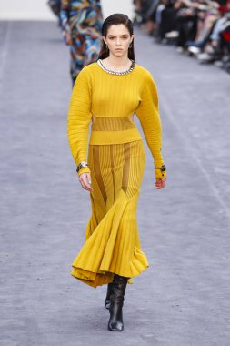 Milan, Italya-23 Şubat: bir model Milan Moda Haftası Sonbahar/Kış 2019/20 tarihinde Roberto Cavalli Show 'da pist yürüyor 23 Şubat, 2019 Milan, Italya.