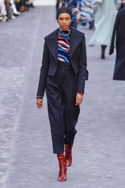 Milan, Italya-23 Şubat: bir model Milan Moda Haftası Sonbahar/Kış 2019/20 tarihinde Roberto Cavalli Show 'da pist yürüyor 23 Şubat, 2019 Milan, Italya.
