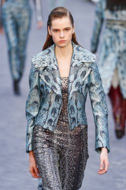 Milan, Italya-23 Şubat: bir model Milan Moda Haftası Sonbahar/Kış 2019/20 tarihinde Roberto Cavalli Show 'da pist yürüyor 23 Şubat, 2019 Milan, Italya.