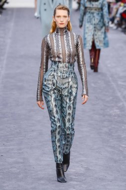 Milan, Italya-23 Şubat: bir model Milan Moda Haftası Sonbahar/Kış 2019/20 tarihinde Roberto Cavalli Show 'da pist yürüyor 23 Şubat, 2019 Milan, Italya.